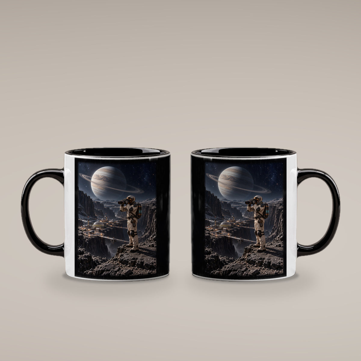Die Canyonkolonie – Astronaut mit Fernglas über einer Canyonkolonie unter einem Ringplaneten, Tasse Innen schwarz, beide bedruckten Seiten