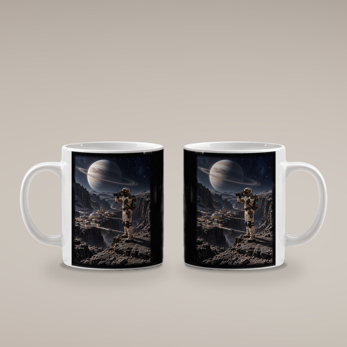 Die Canyonkolonie – Astronaut mit Fernglas über einer Canyonkolonie unter einem Ringplaneten, Tasse Weiß, beide bedruckten Seiten