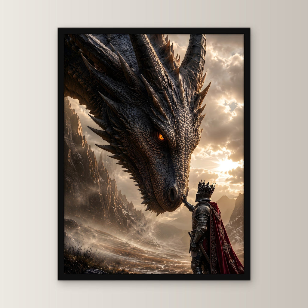 Auge in Auge – Gekrönter Ritter im roten Umhang vor einem schwarzen Drachen, im schwarzen Holzrahmen, von vorn an heller Wand
