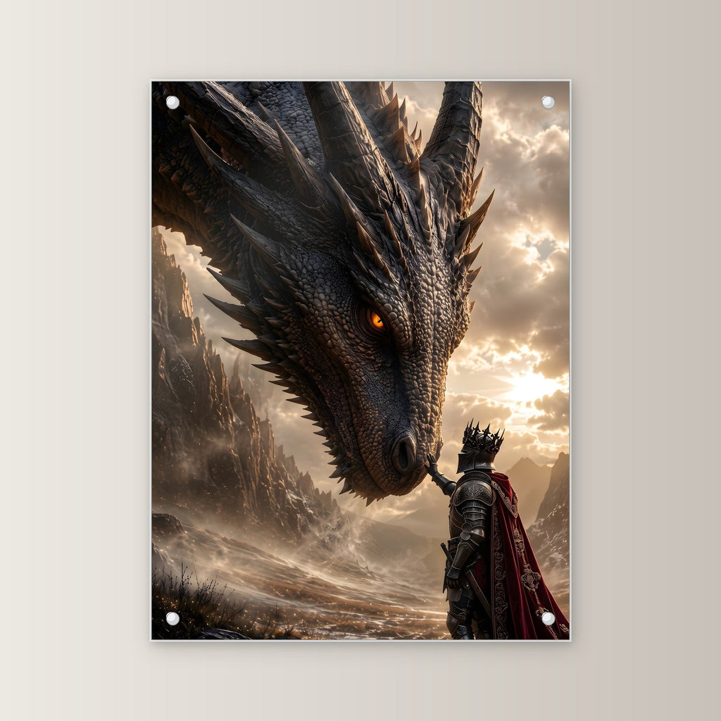 Auge in Auge – Gekrönter Ritter im roten Umhang vor einem schwarzen Drachen, auf Acrylglas mit Abstandshaltern, von vorn an heller Wand