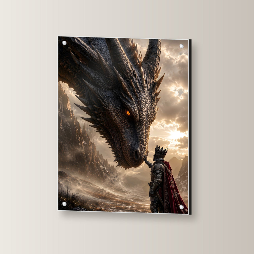 Auge in Auge – Gekrönter Ritter im roten Umhang vor einem schwarzen Drachen, auf Acrylglas mit Abstandshaltern, leicht gedreht an der Wand