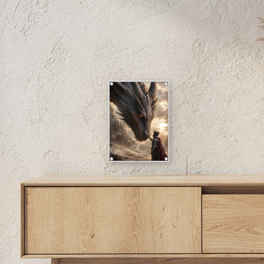 Auge in Auge – Gekrönter Ritter im roten Umhang vor einem schwarzen Drachen, auf Acrylglas mit Abstandshaltern, über einem Sideboard