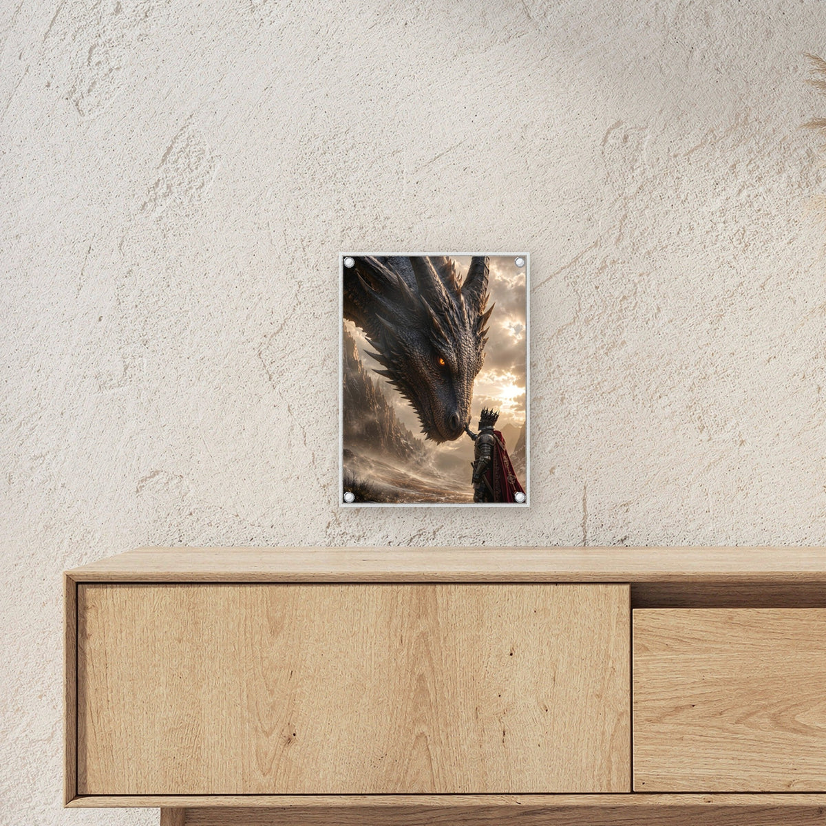 Auge in Auge – Gekrönter Ritter im roten Umhang vor einem schwarzen Drachen, auf Acrylglas mit Abstandshaltern, über einem Sideboard