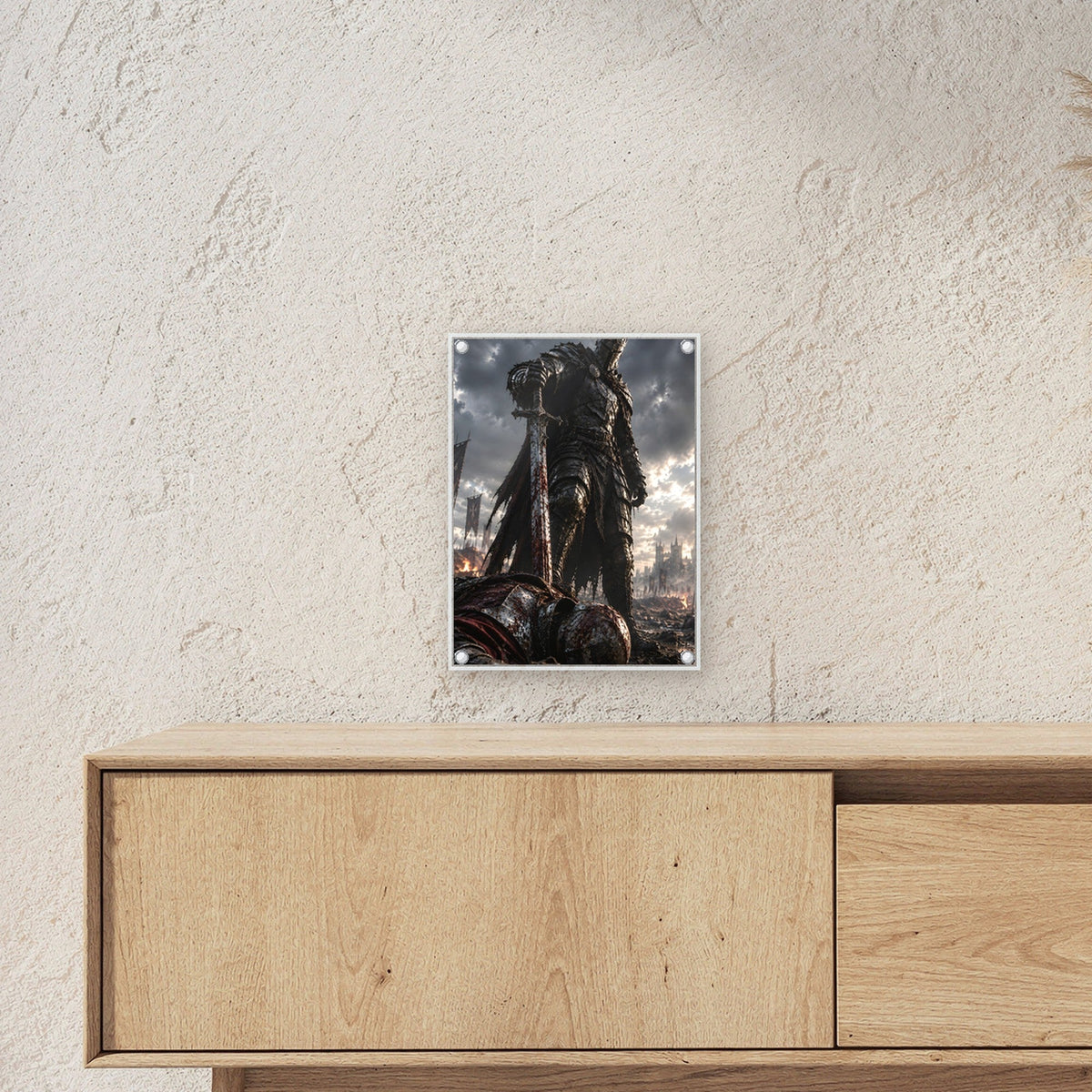 Der Sieger – Dunkler König nach dem Duell, von unten gesehen, auf Acrylglas mit Abstandshaltern, über einem Sideboard