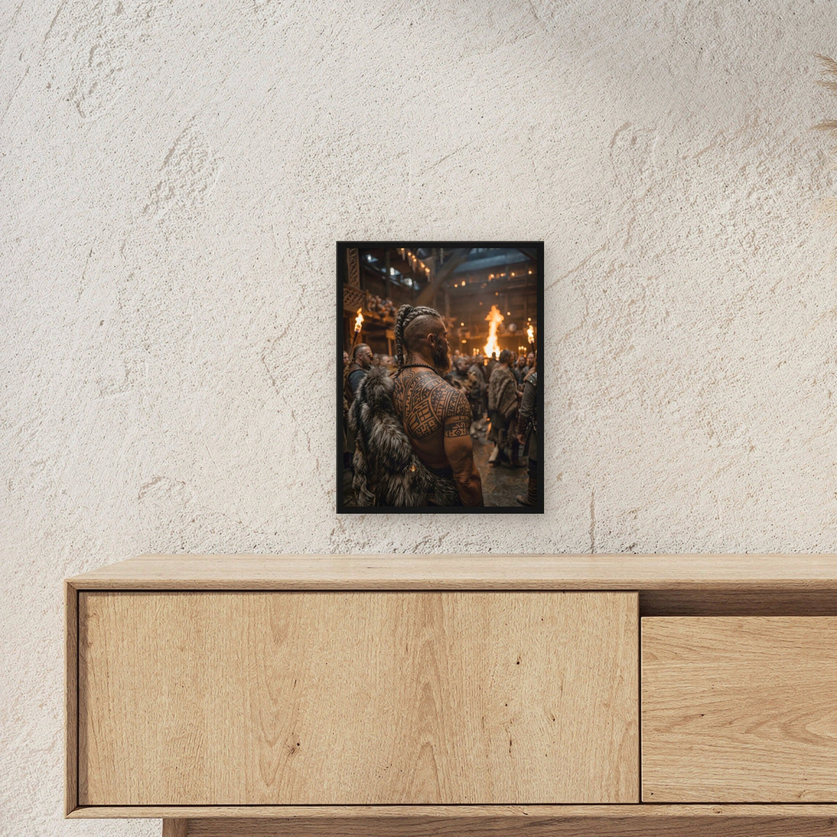 Einzug in die Halle – Wikinger im Pelz betritt die Methalle voller Krieger und Fackeln, im schwarzen Holzrahmen, über einem Sideboard, zeigt die Größe im Raum