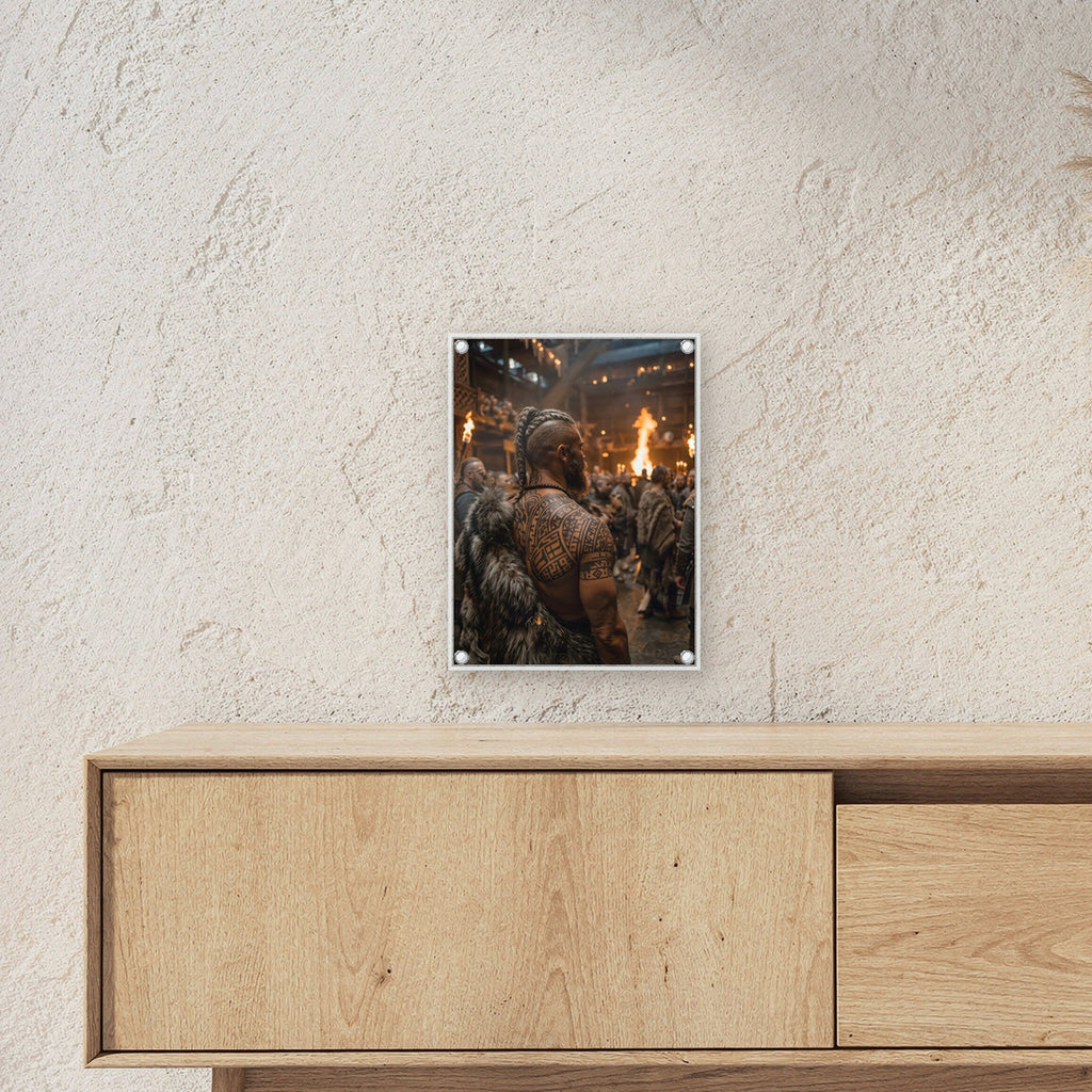 Einzug in die Halle – Wikinger im Pelz betritt die Methalle voller Krieger und Fackeln, auf Acrylglas mit Edelstahl-Abstandshaltern, über einem Sideboard, zeigt die Größe im Raum