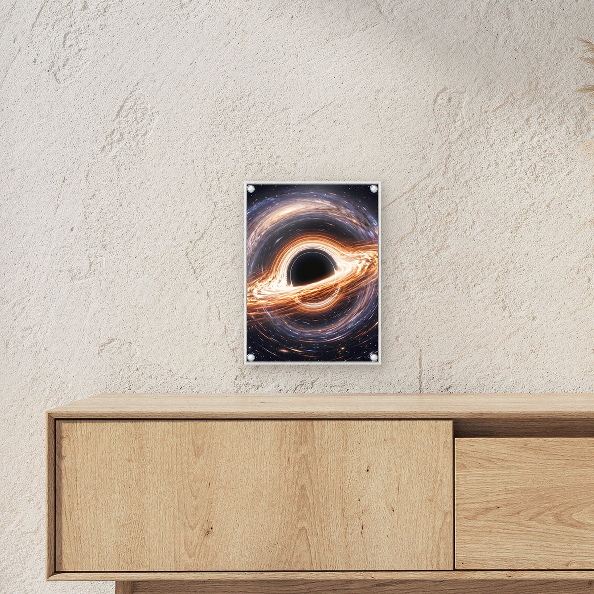 Ereignishorizont – Schwarzes Loch mit leuchtender Akkretionsscheibe, auf Acrylglas mit Abstandshaltern, über einem Sideboard
