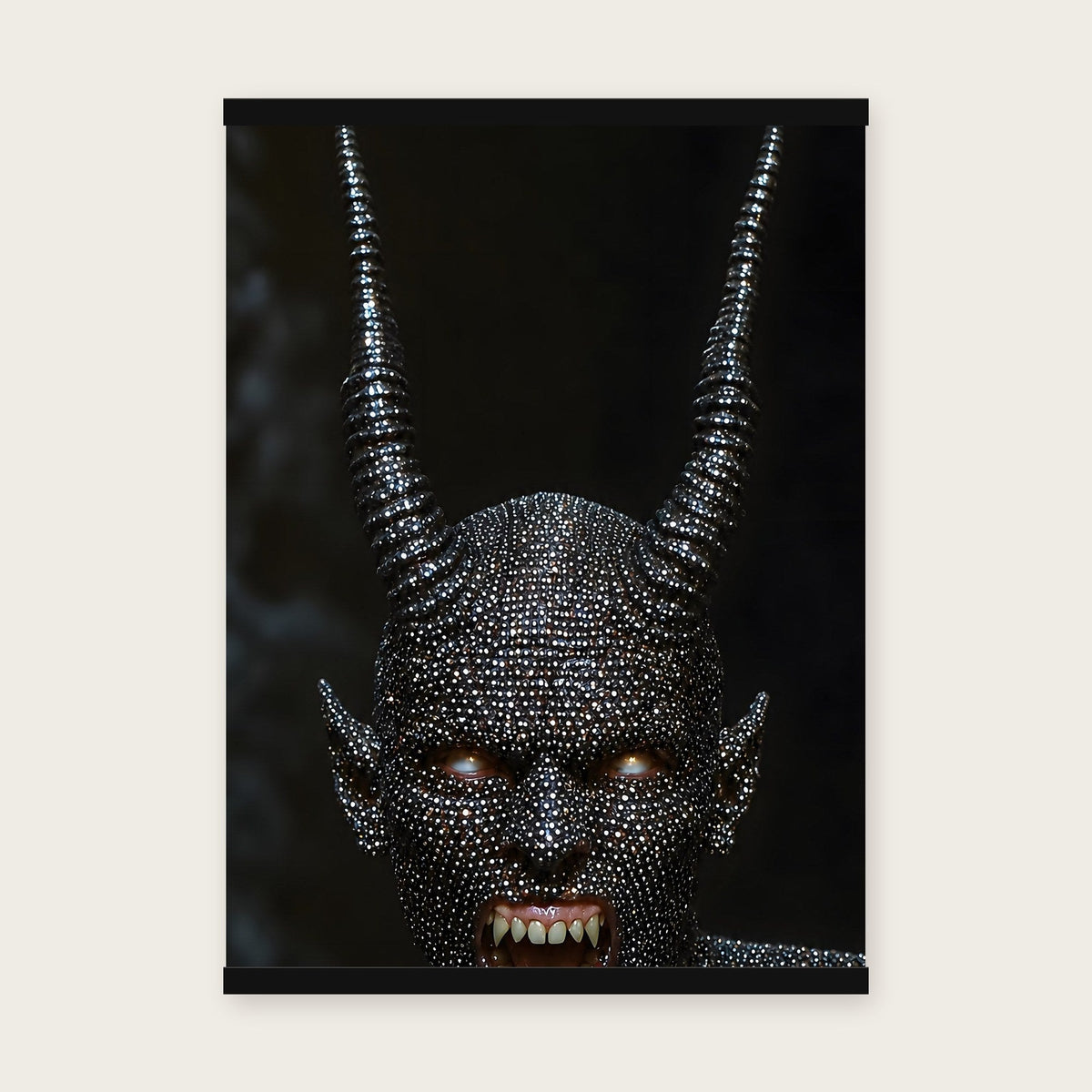 Höllenfürst – Poster mit schwarzer Holzleiste, 50×70 cm