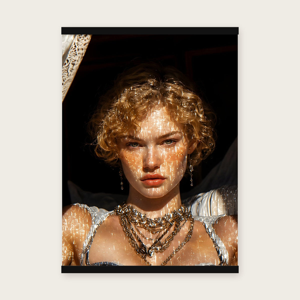 Nachtdiva – Poster mit schwarzer Holzleiste, 50×70 cm
