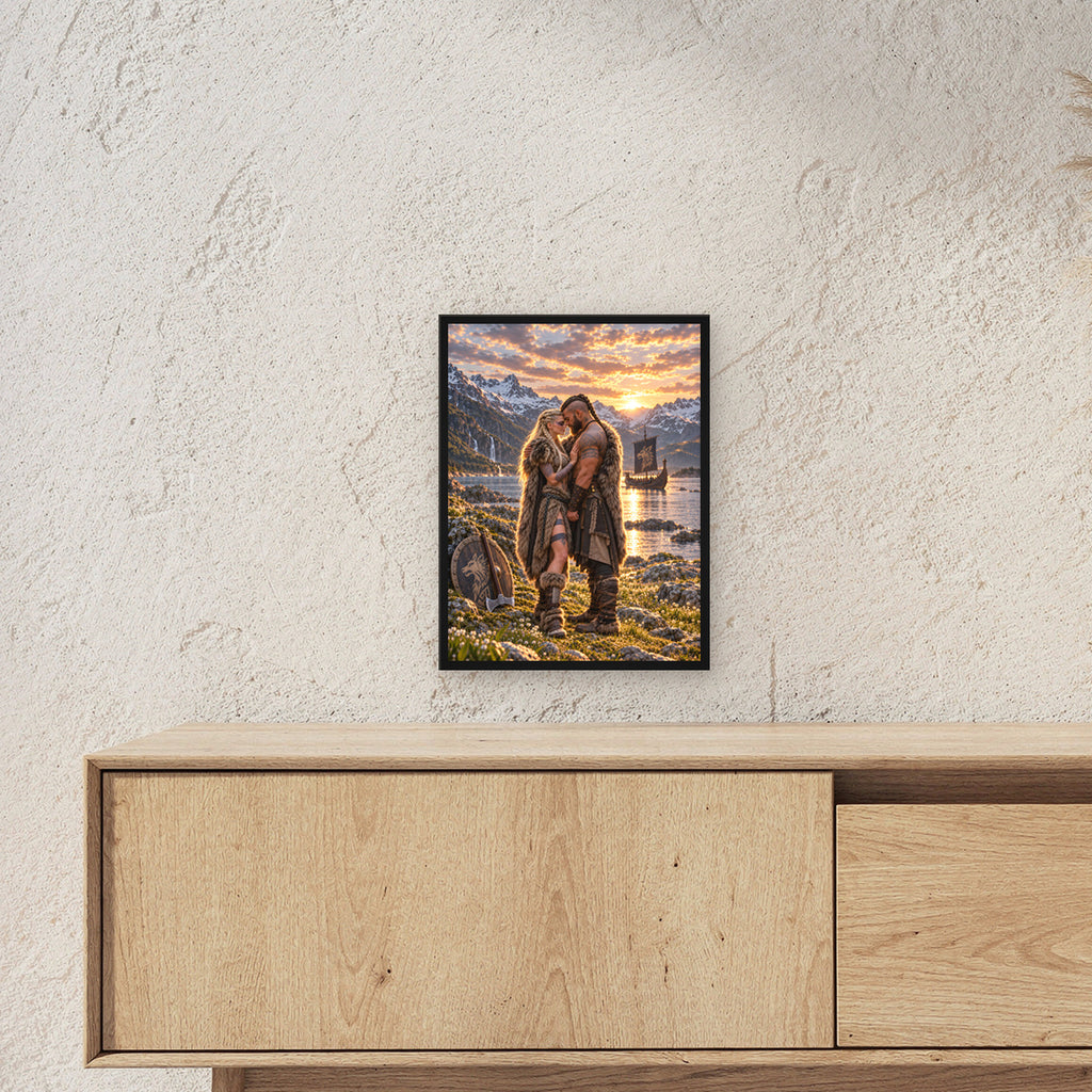 Der Fjordbund – Umarmung eines Wikingerpaars am Fjord im Abendlicht, im schwarzen Holzrahmen, über einem Sideboard, zeigt die Größe im Raum