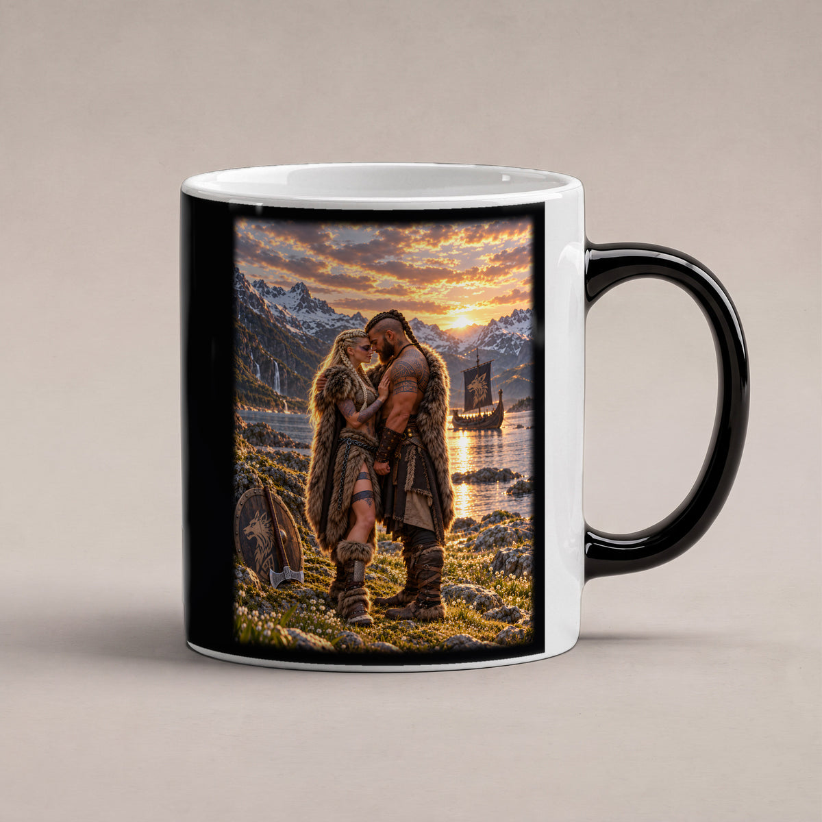 Der Fjordbund – Umarmung eines Wikingerpaars am Fjord im Abendlicht, Black Edition (Zaubertasse), freigestellte Produktansicht