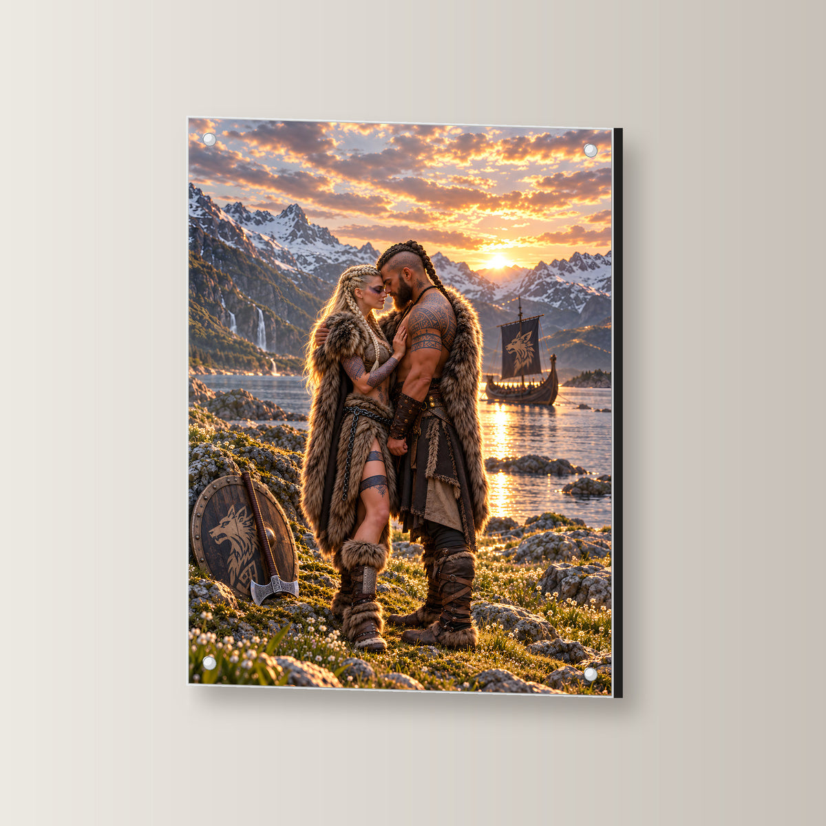 Der Fjordbund – Umarmung eines Wikingerpaars am Fjord im Abendlicht, auf Acrylglas mit vier Abstandshaltern, leicht gedreht an der Wand