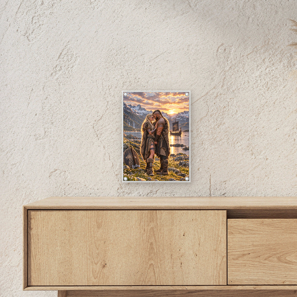 Der Fjordbund – Umarmung eines Wikingerpaars am Fjord im Abendlicht, auf Acrylglas mit vier Abstandshaltern, über einem Sideboard, zeigt die Größe im Raum