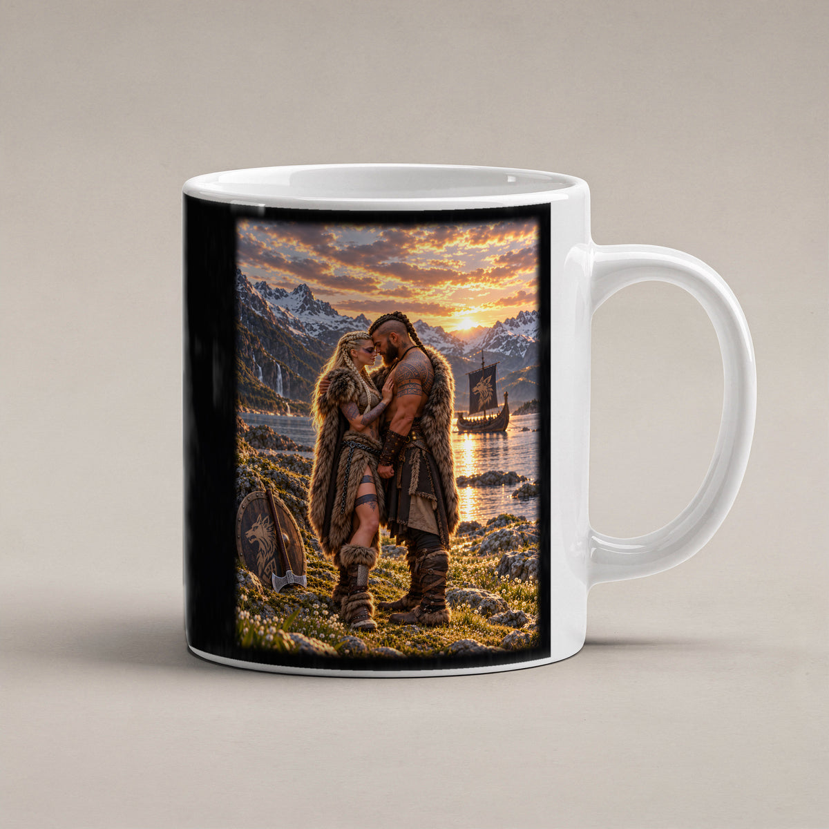 Der Fjordbund – Umarmung eines Wikingerpaars am Fjord im Abendlicht, Tasse Weiß, freigestellte Produktansicht