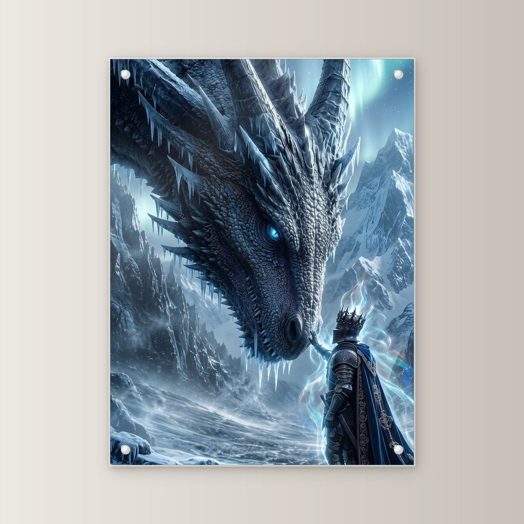 Der Frostpakt – Ritter mit Krone vor einem Eisdrachen unter dem Nordlicht, auf Acrylglas mit Abstandshaltern, von vorn an heller Wand