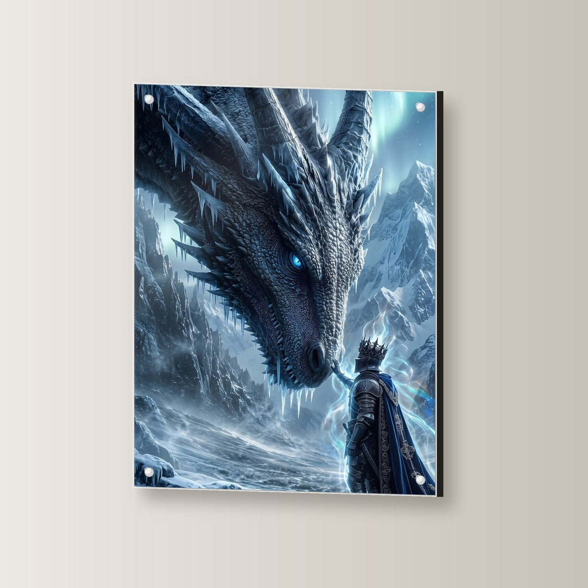 Der Frostpakt – Ritter mit Krone vor einem Eisdrachen unter dem Nordlicht, auf Acrylglas mit Abstandshaltern, leicht gedreht an der Wand