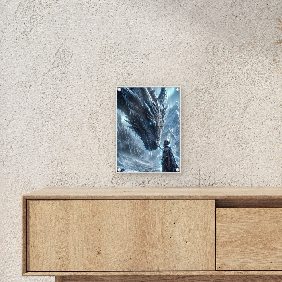 Der Frostpakt – Ritter mit Krone vor einem Eisdrachen unter dem Nordlicht, auf Acrylglas mit Abstandshaltern, über einem Sideboard