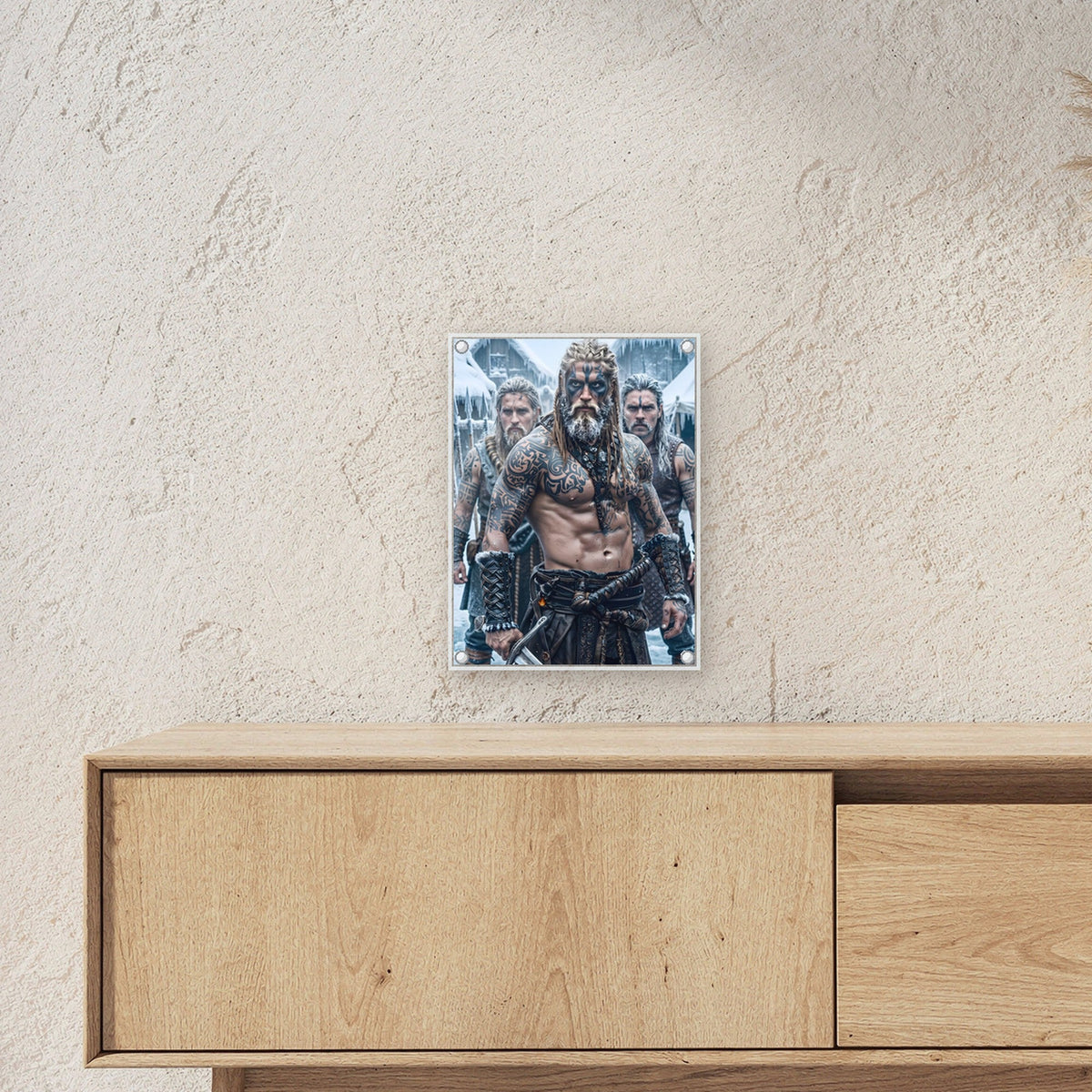 Die Frostbrüder – Drei Wikinger mit blauer Kriegsbemalung im Eis, auf Acrylglas mit Edelstahl-Abstandshaltern, über einem Sideboard, zeigt die Größe im Raum