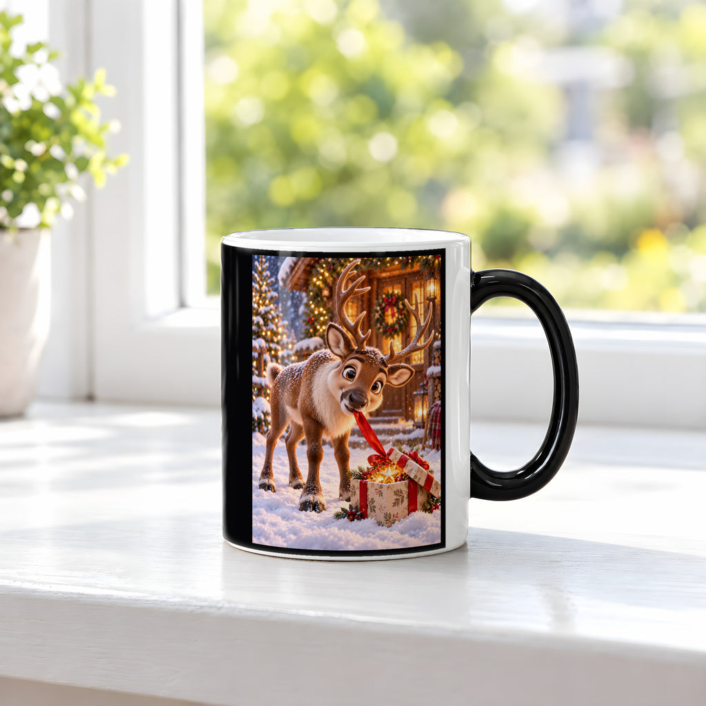 Geschenk-Inspektor – Rentiertasse. Beidseitige Motivansicht. 3 FENSTER HEISS. Zaubertasse: Wärmeeffekt.