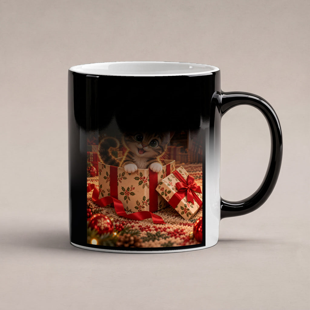 Das Geschenk bin ich – Katzentasse. Beidseitige Motivansicht. 6 WAERMEEFFEKT. Zaubertasse: Wärmeeffekt.