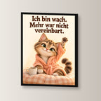 Morgenlächeln – Gerahmtes Katzenbild. Spruch: Ich bin wach. Mehr war nicht vereinbart. Schwarzer Rahmen ohne Passepartout. 2 WINKEL. 30×40 cm.