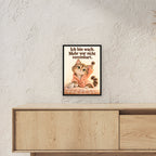 Morgenlächeln – Gerahmtes Katzenbild. Spruch: Ich bin wach. Mehr war nicht vereinbart. Schwarzer Rahmen ohne Passepartout. 3 RAUM 30x40cm. 30×40 cm.