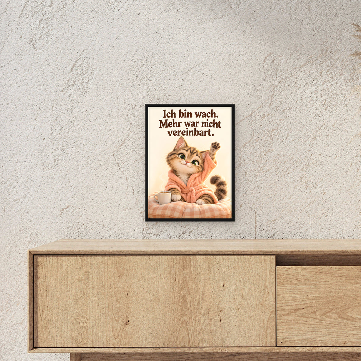 Morgenlächeln – Gerahmtes Katzenbild. Spruch: Ich bin wach. Mehr war nicht vereinbart. Schwarzer Rahmen ohne Passepartout. 3 RAUM 30x40cm. 30×40 cm.