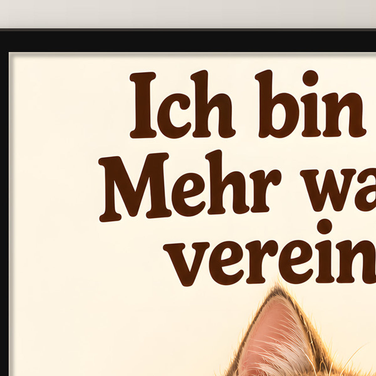 Morgenlächeln – Gerahmtes Katzenbild. Spruch: Ich bin wach. Mehr war nicht vereinbart. Schwarzer Rahmen ohne Passepartout. 4 RAHMENDETAIL. 30×40 cm.