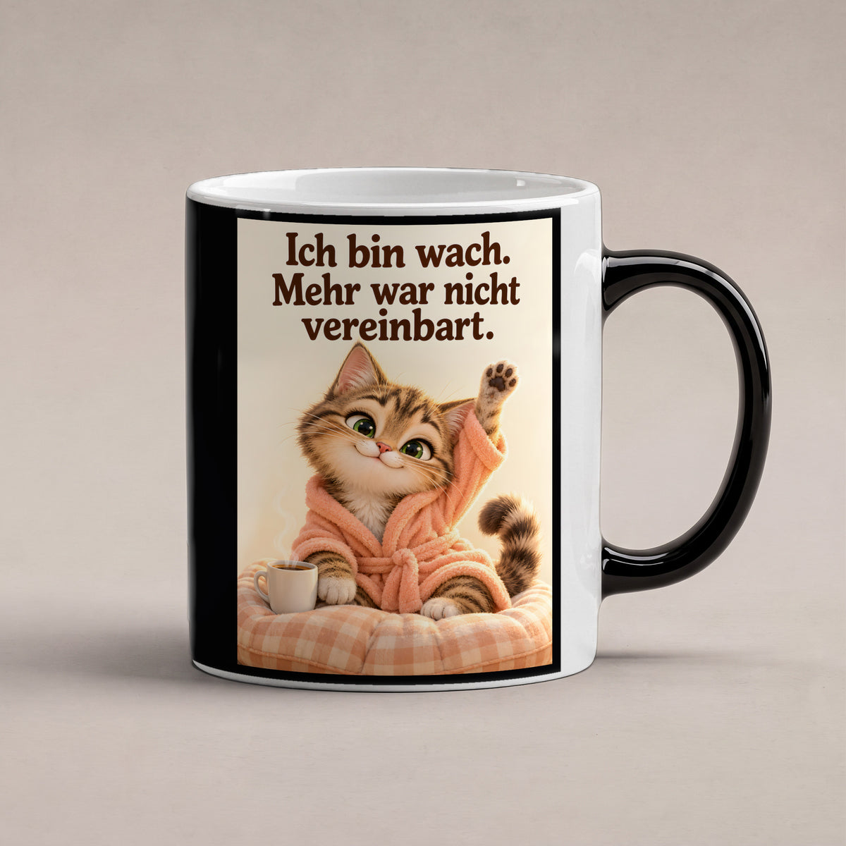 Morgenlächeln – Katzentasse mit Spruch. Spruch: Ich bin wach. Mehr war nicht vereinbart. Beidseitige Motivansicht. 1 STUDIO HEISS. Zaubertasse: Wärmeeffekt.