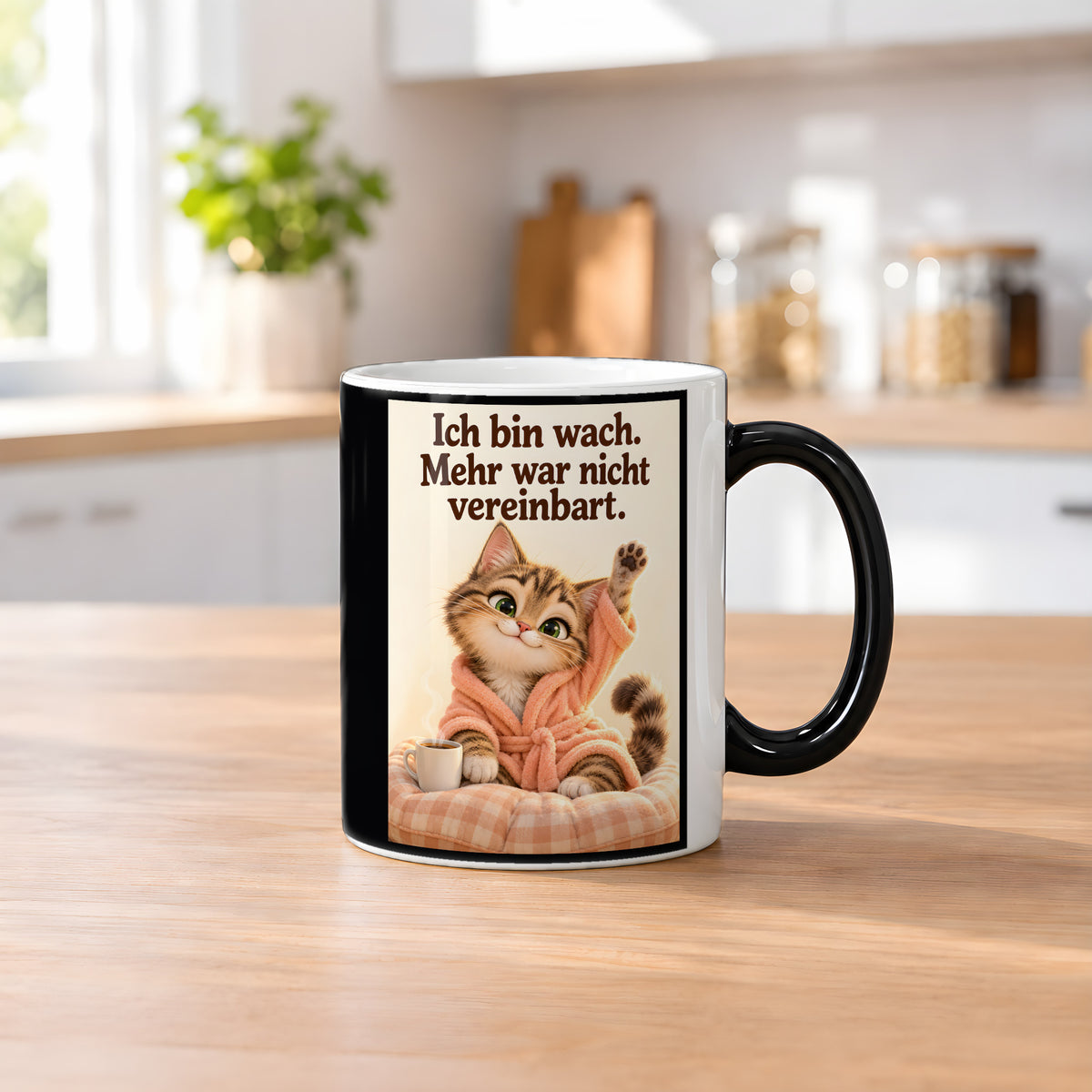 Morgenlächeln – Katzentasse mit Spruch. Spruch: Ich bin wach. Mehr war nicht vereinbart. Beidseitige Motivansicht. 2 KUECHE HEISS. Zaubertasse: Wärmeeffekt.