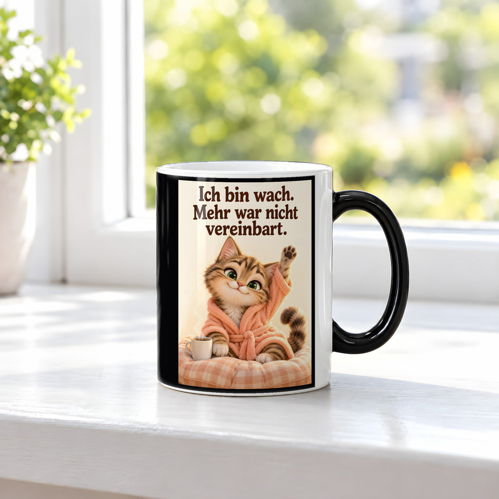 Morgenlächeln – Katzentasse mit Spruch. Spruch: Ich bin wach. Mehr war nicht vereinbart. Beidseitige Motivansicht. 3 FENSTER HEISS. Zaubertasse: Wärmeeffekt.