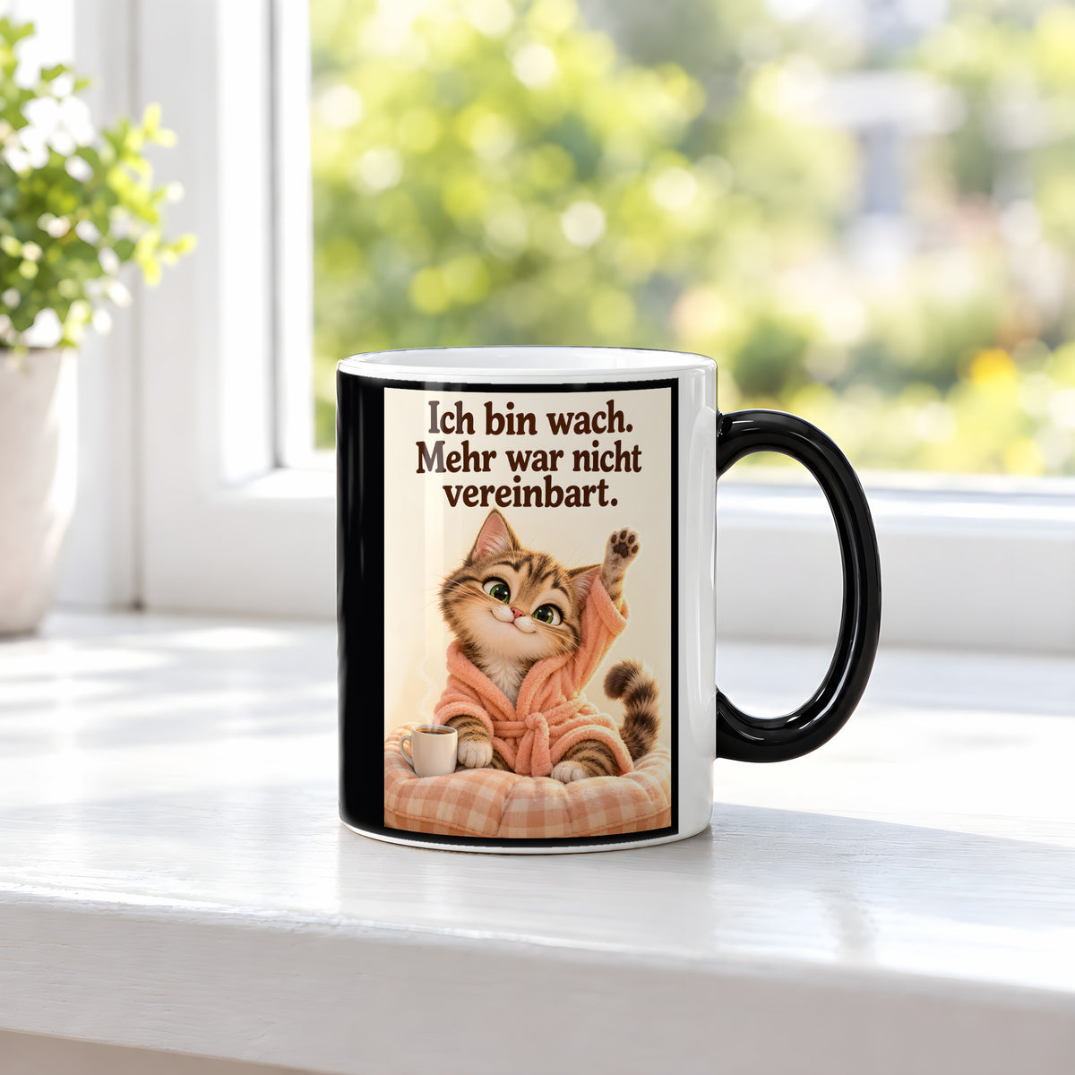 Morgenlächeln – Katzentasse mit Spruch. Spruch: Ich bin wach. Mehr war nicht vereinbart. Beidseitige Motivansicht. 3 FENSTER HEISS. Zaubertasse: Wärmeeffekt.