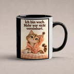 Morgenlächeln – Katzentasse mit Spruch. Spruch: Ich bin wach. Mehr war nicht vereinbart. Beidseitige Motivansicht. 1 STUDIO. Innen schwarz.