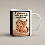 Morgenlächeln – Katzentasse mit Spruch. Spruch: Ich bin wach. Mehr war nicht vereinbart. Beidseitige Motivansicht. 1 STUDIO. Weiß.