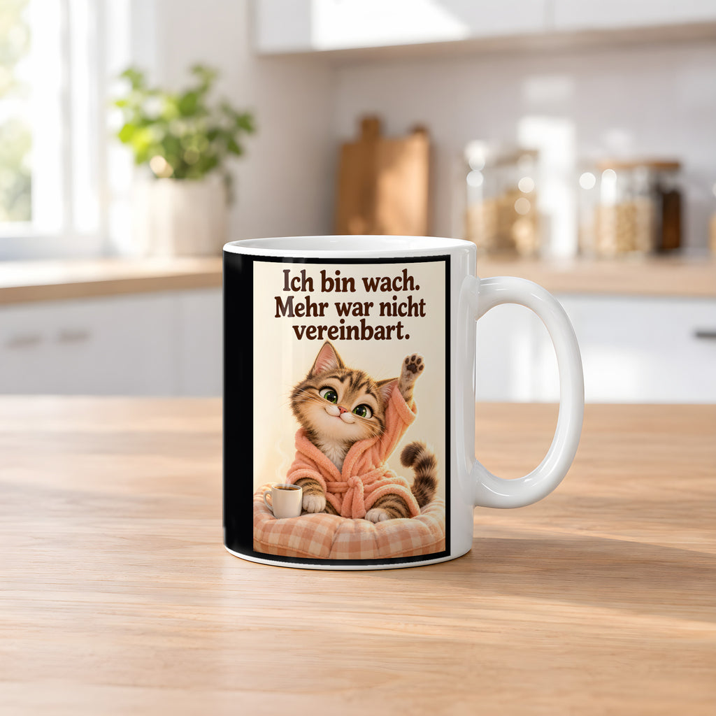 Morgenlächeln – Katzentasse mit Spruch. Spruch: Ich bin wach. Mehr war nicht vereinbart. Beidseitige Motivansicht. 2 KUECHE. Weiß.