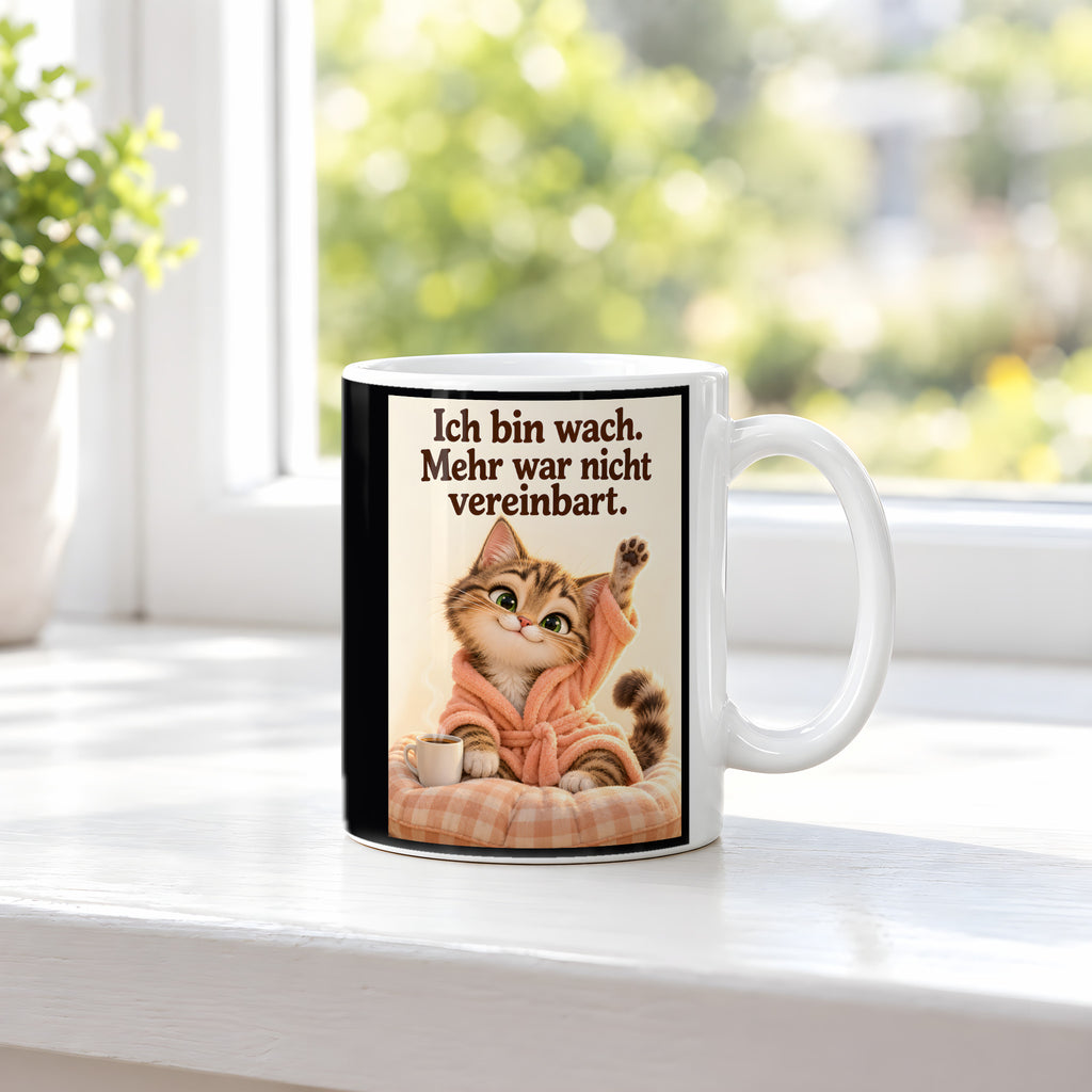 Morgenlächeln – Katzentasse mit Spruch. Spruch: Ich bin wach. Mehr war nicht vereinbart. Beidseitige Motivansicht. 3 FENSTER. Weiß.