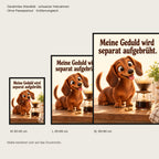 Geduldsbrüher – Gerahmtes Dackelbild. Spruch: Meine Geduld wird separat aufgebrüht. Schwarzer Rahmen ohne Passepartout. 5 GROESSEN. M 30×40, L45×60, XL60×80 cm.