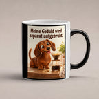 Geduldsbrüher – Dackeltasse mit Spruch. Spruch: Meine Geduld wird separat aufgebrüht. Beidseitiges Hochformatmotiv. 1 STUDIO HEISS. Zaubertasse: Wärmeeffekt.