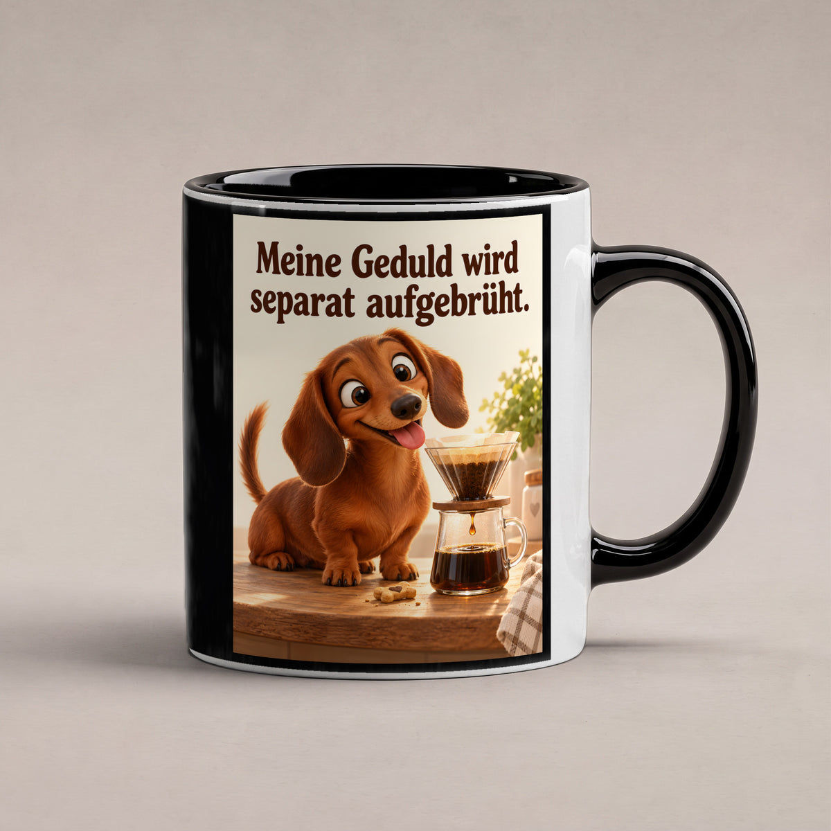 Geduldsbrüher – Dackeltasse mit Spruch. Spruch: Meine Geduld wird separat aufgebrüht. Beidseitiges Hochformatmotiv. 1 STUDIO. Innen schwarz.