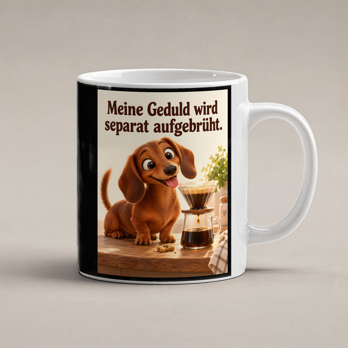 Geduldsbrüher – Dackeltasse mit Spruch. Spruch: Meine Geduld wird separat aufgebrüht. Beidseitiges Hochformatmotiv. 1 STUDIO. Weiß.