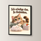 Gedankenkünstler – Gerahmtes Katzenbild. Spruch: Ich erledige das. In Gedanken. Schwarzer Rahmen ohne Passepartout. 2 WINKEL. 30×40 cm.