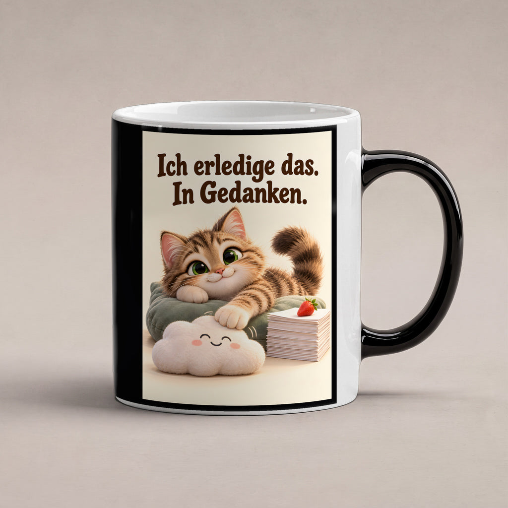 Gedankenkünstler – Katzentasse mit Spruch. Spruch: Ich erledige das. In Gedanken. Beidseitige Motivansicht. 1 STUDIO HEISS. Zaubertasse: Wärmeeffekt.
