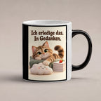 Gedankenkünstler – Katzentasse mit Spruch. Spruch: Ich erledige das. In Gedanken. Beidseitige Motivansicht. 1 STUDIO HEISS. Zaubertasse: Wärmeeffekt.