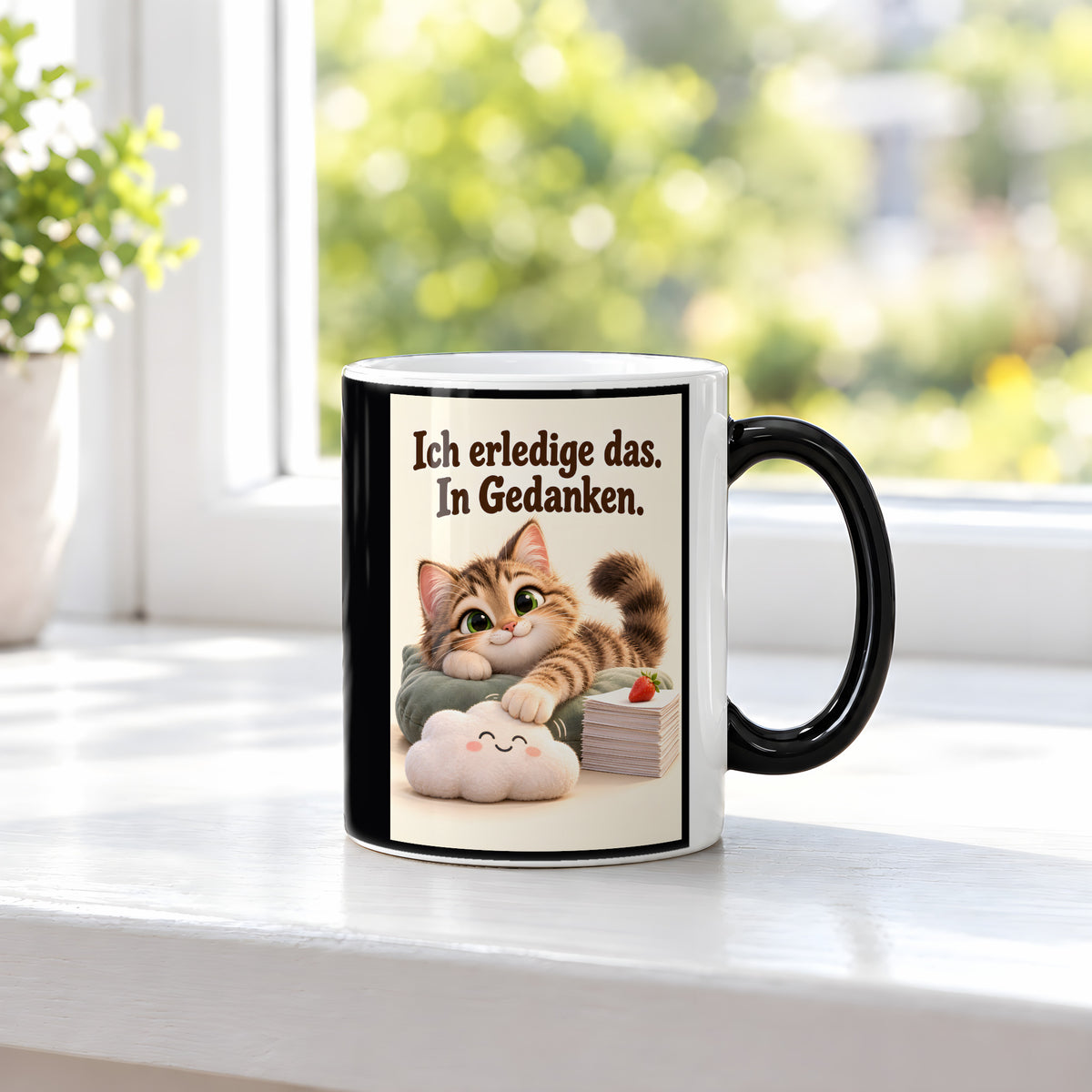 Gedankenkünstler – Katzentasse mit Spruch. Spruch: Ich erledige das. In Gedanken. Beidseitige Motivansicht. 3 FENSTER HEISS. Zaubertasse: Wärmeeffekt.