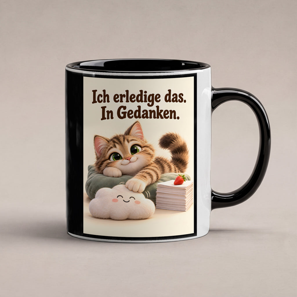 Gedankenkünstler – Katzentasse mit Spruch. Spruch: Ich erledige das. In Gedanken. Beidseitige Motivansicht. 1 STUDIO. Innen schwarz.