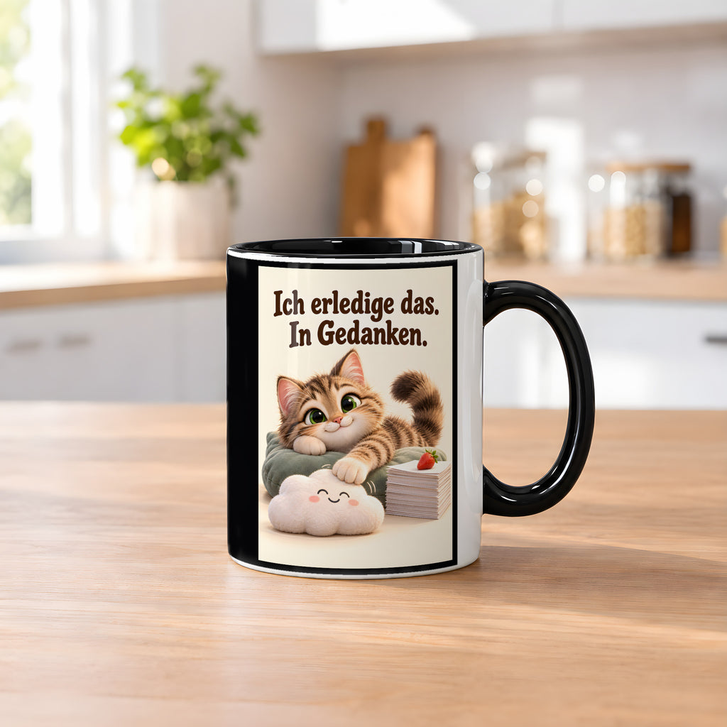 Gedankenkünstler – Katzentasse mit Spruch. Spruch: Ich erledige das. In Gedanken. Beidseitige Motivansicht. 2 KUECHE. Innen schwarz.