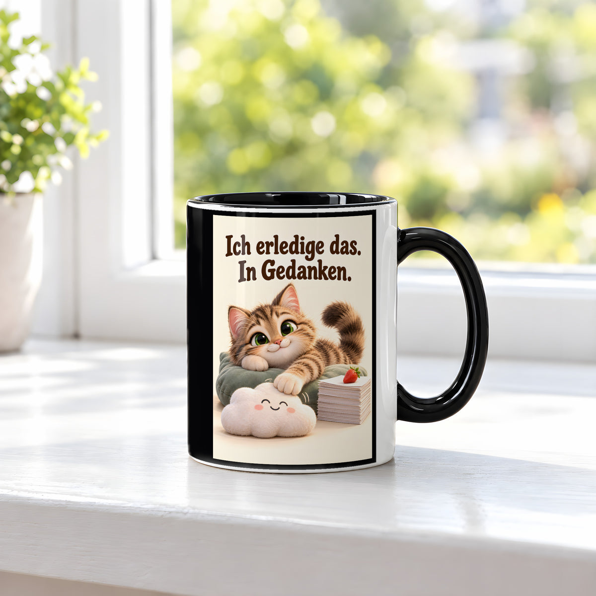 Gedankenkünstler – Katzentasse mit Spruch. Spruch: Ich erledige das. In Gedanken. Beidseitige Motivansicht. 3 FENSTER. Innen schwarz.