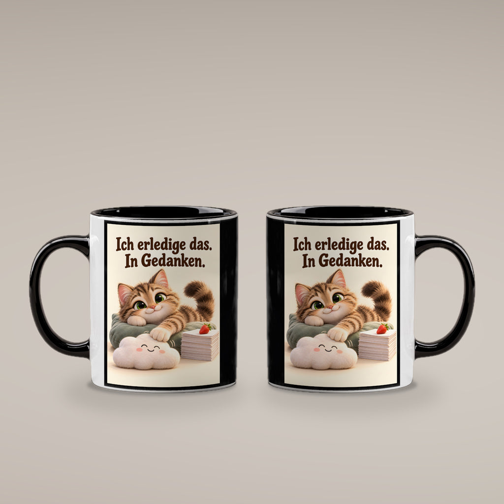Gedankenkünstler – Katzentasse mit Spruch. Spruch: Ich erledige das. In Gedanken. Beidseitige Motivansicht. 4 BEIDE SEITEN. Innen schwarz.