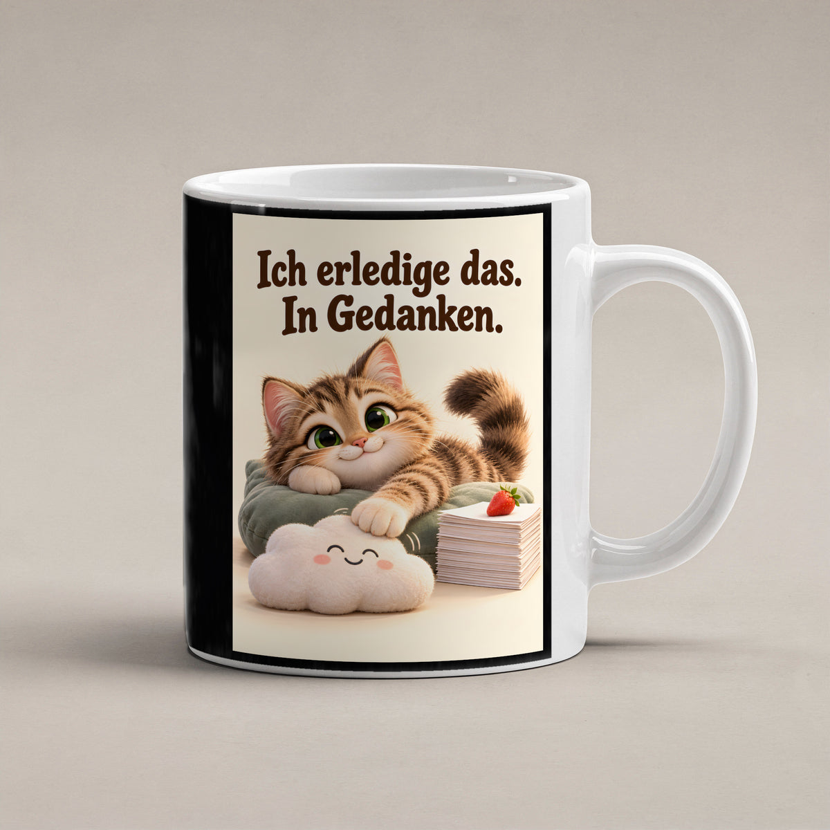 Gedankenkünstler – Katzentasse mit Spruch. Spruch: Ich erledige das. In Gedanken. Beidseitige Motivansicht. 1 STUDIO. Weiß.