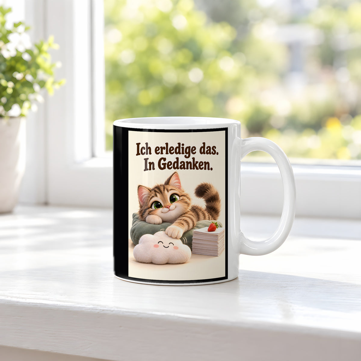 Gedankenkünstler – Katzentasse mit Spruch. Spruch: Ich erledige das. In Gedanken. Beidseitige Motivansicht. 3 FENSTER. Weiß.